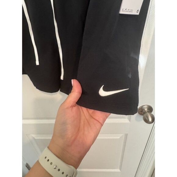Womans Nike Shorts Size 3X plus size NWT - Picture 2 of 4